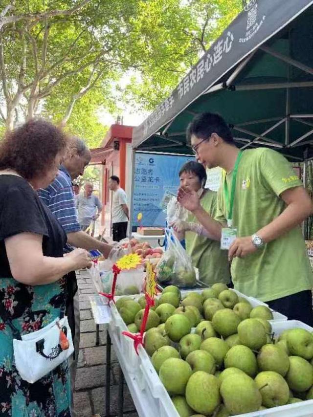 去家门口的公园买水果了！郊区40多家果园今天起进入19座公园卖水果(图2)