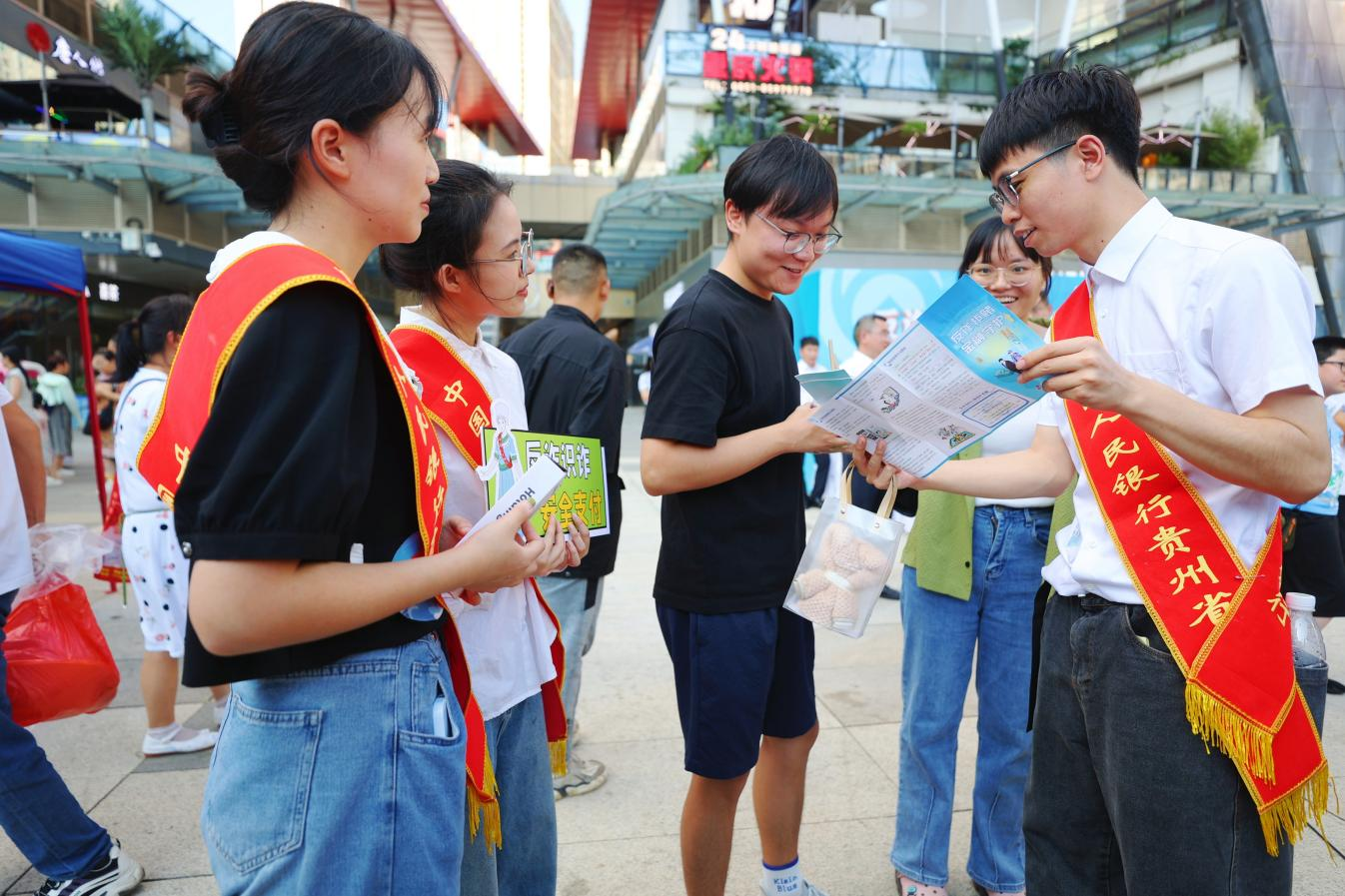 新澳门游戏网站入口贵州省“全民反诈在行动”警银联手进广场社区活动举行(图4)