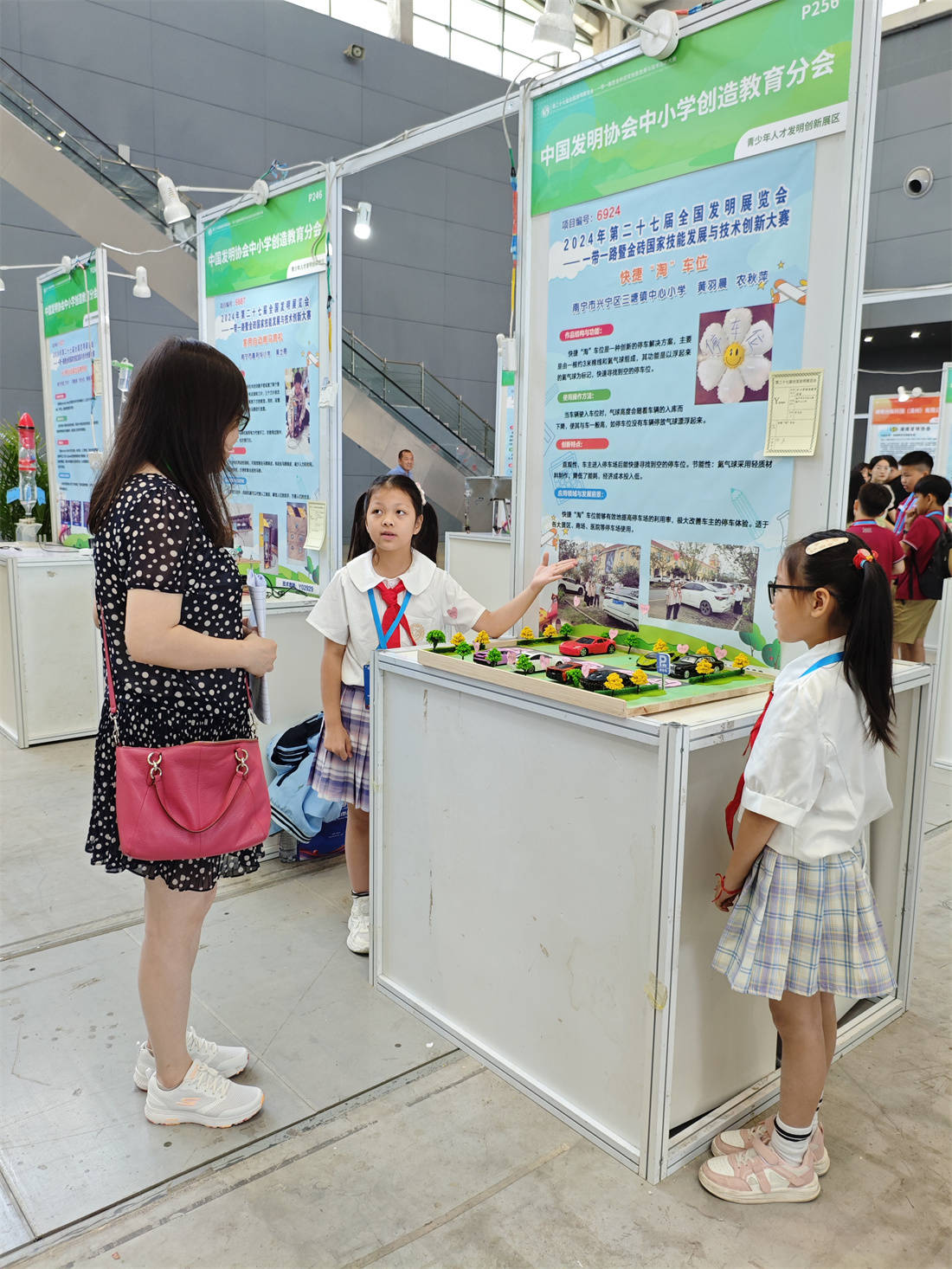 新澳门游戏高效摘水果、快捷“淘”车位……广西25个青少年科创项目亮相全国发明展(图3)